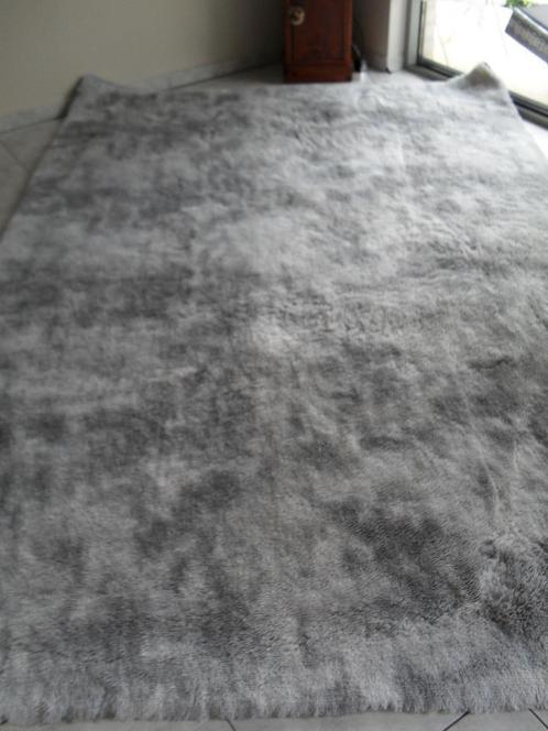 Groot fluffy zacht tapijt, Huis en Inrichting, Stoffering | Tapijten en Vloerkleden, Zo goed als nieuw, 200 cm of meer, 200 cm of meer