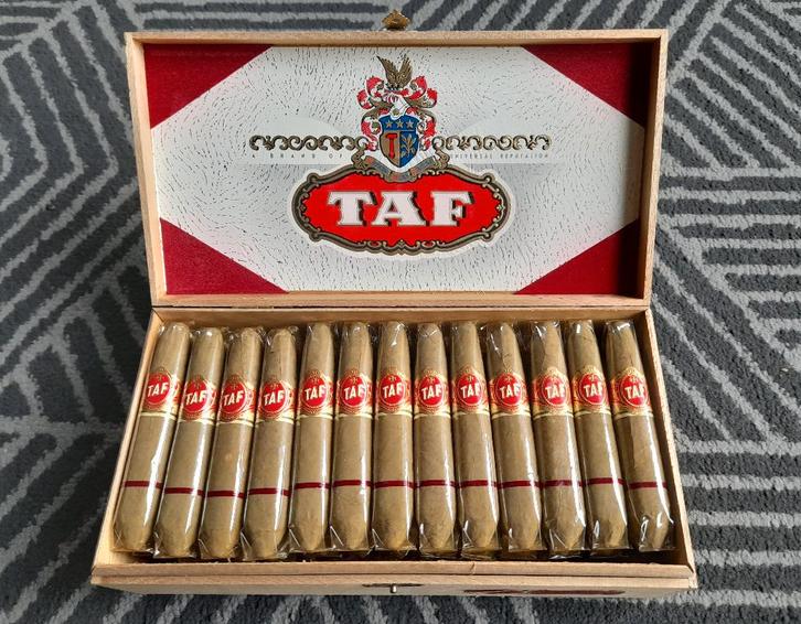 Collector:  TAF sigarenkist  -  compleet  -  Liège, Collections, Articles de fumeurs, Briquets & Boîtes d'allumettes, Envoi