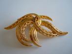 Vintage broche blad of plant getekend Trifari TM, Overige materialen, 4 tot 7 cm, Ophalen of Verzenden, Zo goed als nieuw