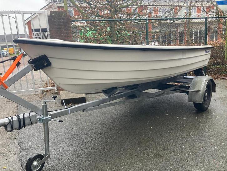 Visboot + trailer + motor, Watersport en Boten, Vis- en Consoleboten, Gebruikt, Tot 10 pk, 3 tot 6 meter, Benzine, Buitenboordmotor