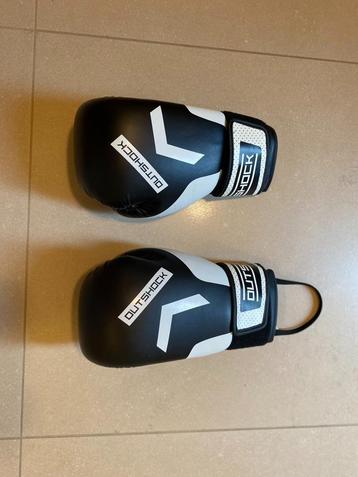 Outshock 10 Oz Bokshandschoenen beschikbaar voor biedingen