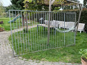 Gegalvaniseerd hek met deur en grendel beschikbaar voor biedingen