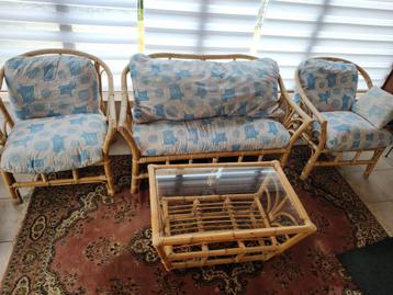 Rotan set zetels en tafeltje beschikbaar voor biedingen