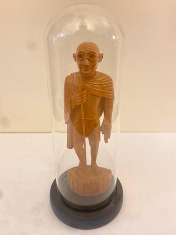 Gandhi Houten Beeld onder Stolp - Handgesneden Decoratieobje beschikbaar voor biedingen