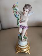 Beeld engel met bloemenkrans, Italiaans porcelein., Antiek en Kunst, Kunst | Beelden en Houtsnijwerken, Ophalen of Verzenden