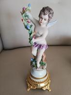 Beeld engel met bloemenkrans, Italiaans porcelein., Ophalen of Verzenden