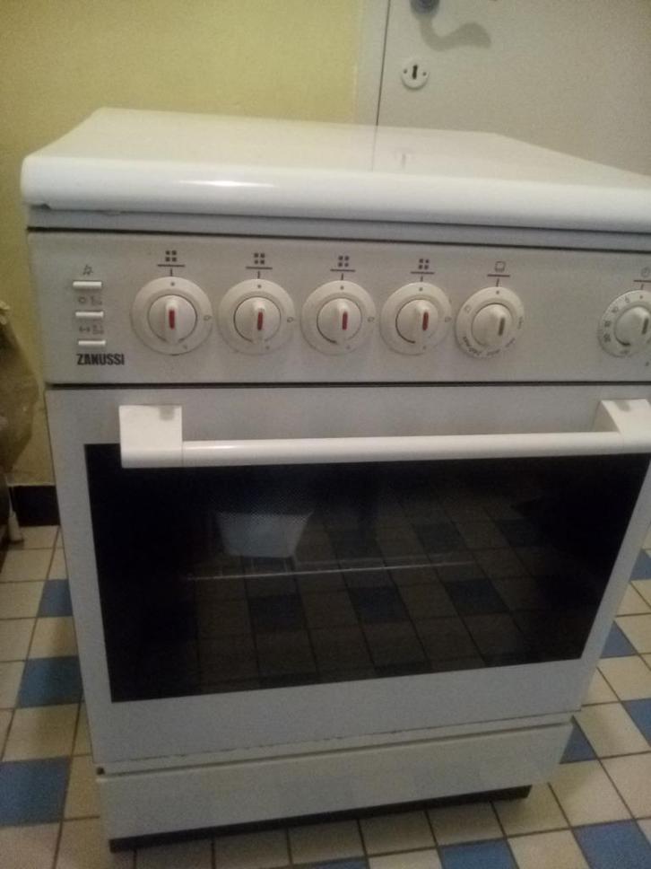 heel oud en zwaar zanussi gasfornuis, Elektronische apparatuur, Fornuizen, Niet werkend, Vrijstaand, Gas, 4 kookzones, 85 tot 90 cm