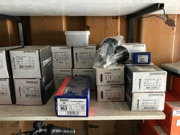 Meer dan 200 dozen slagpluggen, keilbouten, enz… beschikbaar voor biedingen