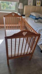 Schattig babybedje inclusief matras in propere staat, Ophalen, Gebruikt