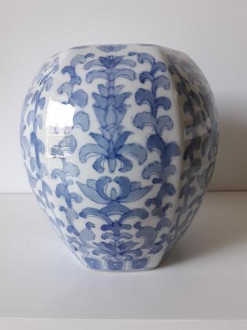 Witte en blauwe keramische vaas  beschikbaar voor biedingen