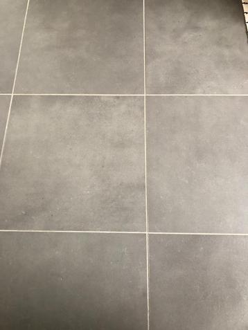 Keramische grijze tegel beschikbaar voor biedingen