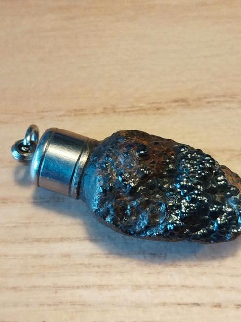Zeer zelden Amuletten uit regenboog LEKLAI, Handtassen en Accessoires, Kettinghangers, Zo goed als nieuw, Ophalen of Verzenden