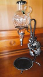 Sierlijke vintage wijnkaraf met smeedijzeren staander, Ophalen