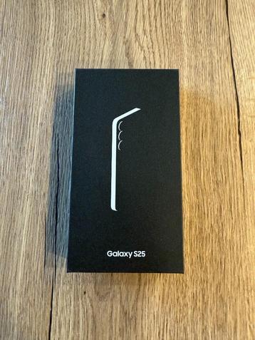 NIEUW - Samsung Galaxy S25 128 GB Navy beschikbaar voor biedingen