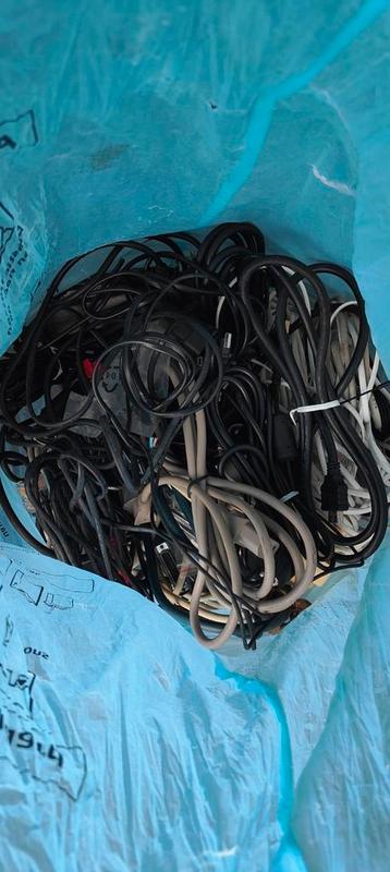 8kg de câble en tout genre (alimentation, audio, etc)
