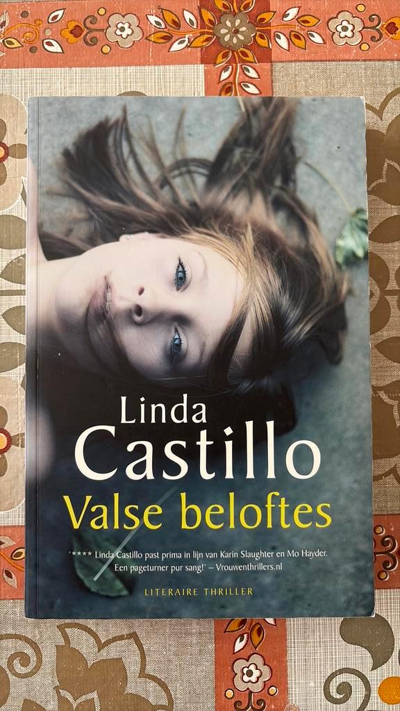 Linda Castillo - Valse beloftes, Boeken, Thrillers, Zo goed als nieuw, Amerika, Ophalen of Verzenden