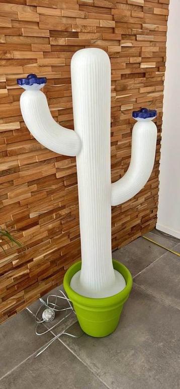 Unieke Cactus vloerlamp in handbeschilderd polyethyleen