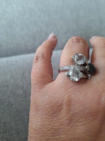 Nieuwe ring met kleine en grote steentjes  beschikbaar voor biedingen