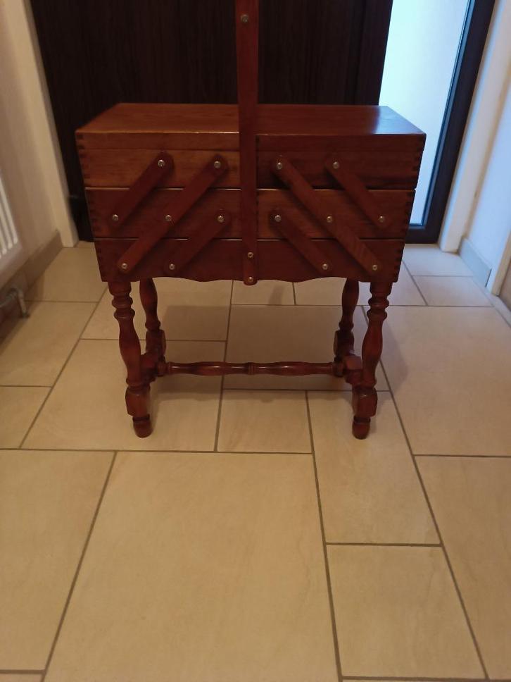 A vendre une travailleuse couture, Hobby en Vrije tijd, Naaien en Fournituren, Gebruikt, Overige typen, Ophalen