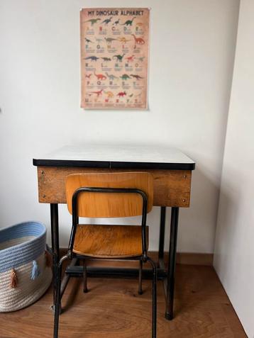 Klein bureau voor peuters en kleine kleuters beschikbaar voor biedingen