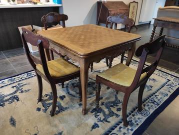 Antieke vierkante eikenhouten tafel.  beschikbaar voor biedingen