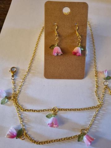Set oorbellen, halsketting, roze lelietje-van-dalen-armband beschikbaar voor biedingen