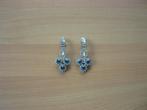 Zilverkleurige lange witte blauw strass oorbellen oorclips, Enlèvement ou Envoi, Argent
