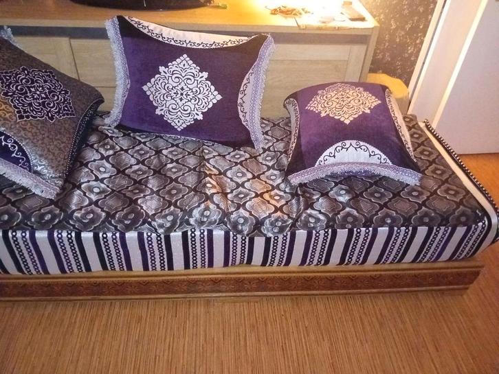 2 Canapé arabe(sedari)   Ainsi que une armoire de salon, Huis en Inrichting, Zetels | Zetels, Gebruikt, Vierpersoons of meer, Minder dan 150 cm