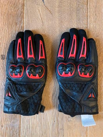 Zwart/rode zomer motor handschoenen Dainese Air Hero 9,5 XL beschikbaar voor biedingen