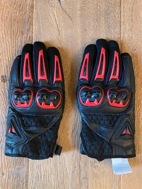Zwart/rode zomer motor handschoenen Dainese Air Hero 9,5 XL, Motoren, Kleding | Motorkleding, Handschoenen, Dames, Heren, Nieuw zonder kaartje