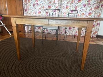 Uitschuifbare eikenhouten tafel beschikbaar voor biedingen