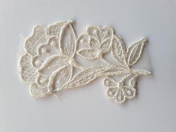 applique blanc crème ajouré motif fleur 85 x 55 mmn