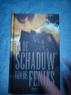 Boek In de Schaduw van de Feniks, Ophalen of Verzenden, Nieuw, Manteau