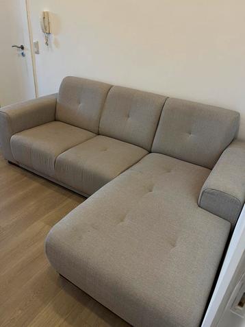 Beige hoekbank beschikbaar voor biedingen
