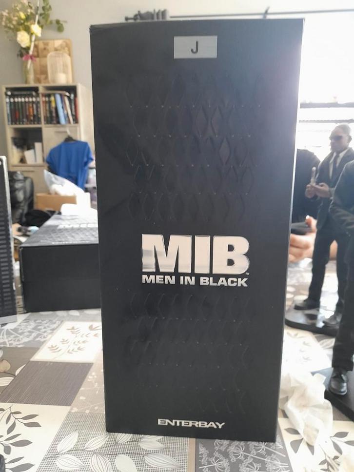 Enterbay men in black(no hot toys), Verzamelen, Film en Tv, Zo goed als nieuw, Actiefiguur of Pop, Ophalen of Verzenden