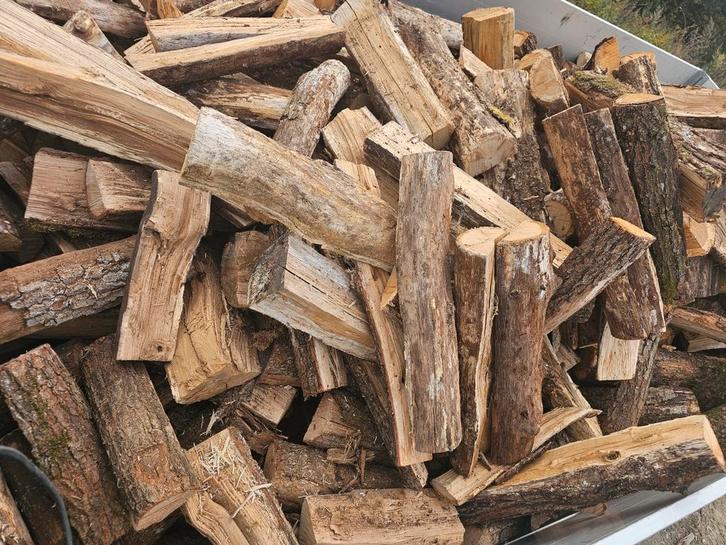 Droog brandhout in houtblokken die klaar zijn om te branden, Tuin en Terras, Brandhout, Blokken, Beukenhout