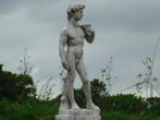 Beeld David op Grote Sokkel | 127 cm Hoog | Steen | Wit en G, Tuin en Terras, Ophalen of Verzenden, Steen, Mensenbeeld