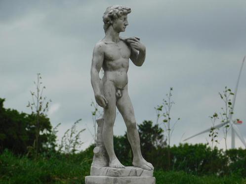 Beeld David op Grote Sokkel | 127 cm Hoog | Steen | Wit en G, Tuin en Terras, Tuinbeelden, Mensenbeeld, Steen, Ophalen of Verzenden