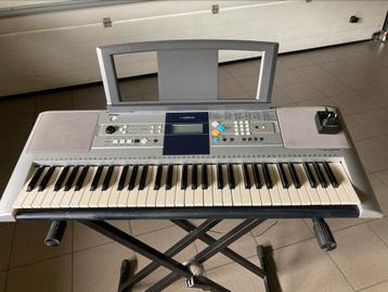 Keyboard Yamaha PSR E 323 met staander, Musique & Instruments, Claviers, Enlèvement, Comme neuf, Yamaha, Avec pied