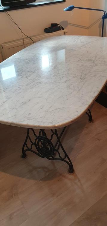 wit marmeren tafel op gietijzeren voet beschikbaar voor biedingen