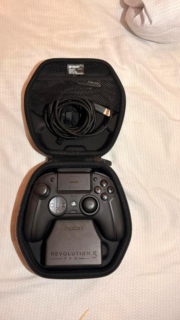 Nacon Revolution 5 Pro (magnetische sticks), Games en Spelcomputers, Spelcomputers | Sony Consoles | Accessoires, Zo goed als nieuw