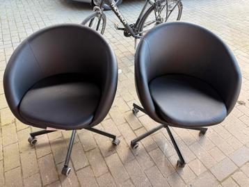 2 zwarte leren kuipstoelen beschikbaar voor biedingen