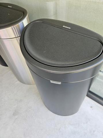 Vuilbakken Brabantia 2 zwarte en 1 Inox  beschikbaar voor biedingen