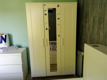 Witte kleding kast  3 deurs met spiegel beschikbaar voor biedingen