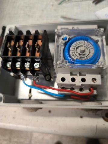 Klok met relais beschikbaar voor biedingen