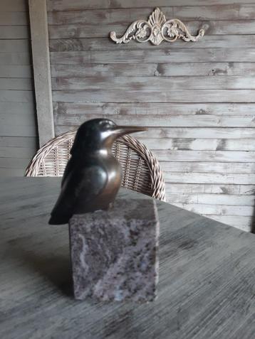 Bronzen ijsvogel op graniet beschikbaar voor biedingen