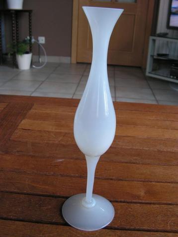 Joli vase en verre blanc délicat.