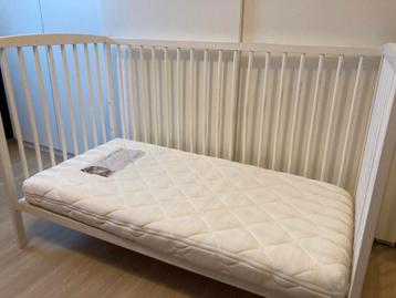 Kinderbed - babybed met toebehoren (dons,hoes,aerosleep,...) beschikbaar voor biedingen