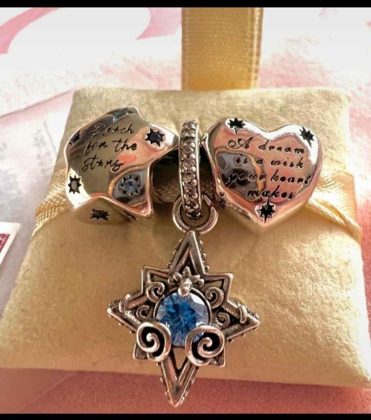 Ens de 3 charmes Pandora Disney ( Cendrillon ), Handtassen en Accessoires, Bedels, Nieuw, Pandora, Zilver, 1 bedel, Verzenden