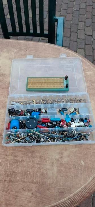 Electronica componenten,testprintje en opbergdoos. beschikbaar voor biedingen
